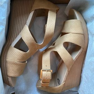 NEW in box Dr. Scholl’s Bailey tan wedges